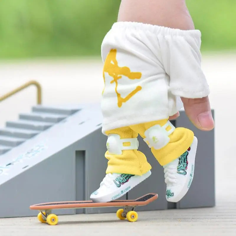 Mini Finger Skateboard &amp; Scooter Play Set